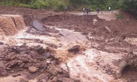 Chủ tịch huyện tại Quảng Nam thoát nạn vì sạt lở đất